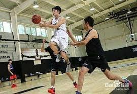 详解棒球规则中的“打击区干扰”判定当打者的脚部滑出白线区域