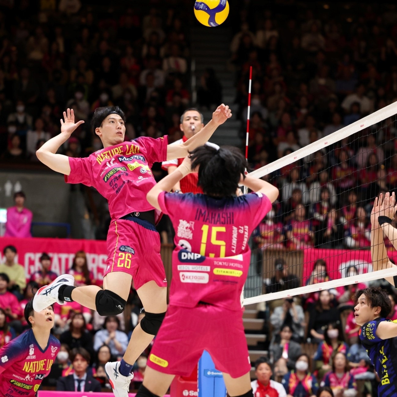 汉斯-弗里克对巴萨室内足球队的惊喜访问